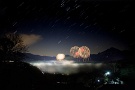 02 オマケです。去年撮影した秩父夜祭の花火ですが、もし雲海が出たら…バージョンです。Photoshopで仕上げました。可能性は時期的にも大いにあると思いますので、いつの日かこんな光景も撮影できるのではと思います(^_^)   Canon EOS 5D Mark II  
Canon EF24〜105mm F4