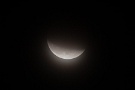 02 11時を回ると次第にいつもの明るい月が現れてきました。Canon EOS 5D Mark II
　Canon EF300mm F4×1.4テレコンバータ（トリミング）