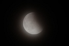 03 薄雲が広がってきましたが、皆既月食の最中は雲もかからず綺麗に観察できました。次回の皆既月食は今年7月28日明け方だそうです。Canon EOS 5D Mark II
　Canon EF300mm F4×1.4テレコンバータ（トリミング）