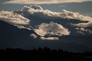 01 今日は午前中の雨も午後には上がり、晴れ間も覗いてきました。奥秩父の山々には雲が纏わりつきます。Canon EOS 5D Mark IV　Canon EF300mmF4