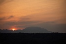 09 夕刻、両神山の脇に夕日が沈んでいきました。Canon EOS 5D Mark IV　Canon EF70〜200mmF4