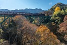 01 今日は11月に撮影した秋の秩父路を行くSLをお楽しみ下さい。まずは熊倉山をバックに紅葉の安谷川橋梁を行くSL列車です。Canon EOS 5D Mark IV　Canon EF24〜105mmF4