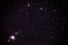 03 右上がオリオン座の三つ星、左下がオリオン大星雲です。三つ星の一番左の星の上に燃える木星雲が見えます。同じく三つ星の一番左の星の左下に馬頭星雲が微かに見えます。寒いので早く熱いコーヒーが飲みたい星降る夜です。Canon EOS 5D Mark IV　Canon EF300mmF4