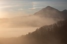 10 だんだん霧が上がって来ました。よく見ると武甲山の左に幻日が現れていました。Canon EOS 5D Mark IV　Canon EF70〜200mmF4