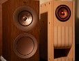 05 スピーカーはKEF R3とHASEHIRO AUDIOのバックロードホーンキットに嵌め込んだPARC Audio DCU-F122W。KEFは聴いていて気持ちよくなる本当によく出来たスピーカーです。DCU-F122Wのバックロードホーンはソースを選びますが、真空管で聴く声楽や室内楽、器楽曲の響きは絶品です。STEREO 70sのデジタル音源での私の評価は一番音が良いのはDaphile→Amulech AL-38432DR経由です。僅差でNASやUSBメモリーでの再生、Amazon HDといったところです。やはりESSのDACチップを２個積んだAmulech AL-38432DRの音は素晴らしいものです。STEREO 70sのプリアンプを通すことで低音の豊さや艶が増し、ますます聴いていて心地よい音になりました。プリアウトもあるので従来のデジタルアンプ、真空管アンプ、そして本機のディスクリートアンプとアンプの音の変化も楽しめます。Canon EOS 5D Mark IV　Canon EF24〜105mmF4