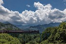 08 昨日は雄大な夏雲をバックに撮影できました。気温35℃、いつもは賑やかな安谷川橋梁ですが、この日は貸切状態。10分待ってただけで倒れそうでした^^; 次ページで涼しげなヒグラシの鳴き声をどうぞ。Canon EOS 5D Mark IV　Canon EF24〜105mmF4