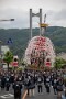 04 そしてもう一つの笠鉾、中近笠鉾が笠を纏って収納庫から曳行されてきました。ギリ回し（方向転換）のため傾いています。Canon EOS 5D Mark IV　Canon EF70〜200mmF4