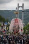 06 前回２基の笠鉾が街中を曳行されたのは2012年重要有形文化財指定50周年の時でした。この時は下郷笠鉾を撮影していて中近笠鉾が登ってくる姿を撮影できなかったので今回はやっとリベンジを果たせました^^; ちなみに前回は昼夜と曳行され、家に帰ってきて足がつったのを覚えています。詳しくは「デジカメ日記II」2012年10月をご覧ください。Canon EOS 5D Mark IV　Canon EF70〜200mmF4