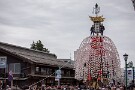09 街中をゆく中近笠鉾です。Canon EOS 5D Mark IV　Canon EF24〜105mmF4