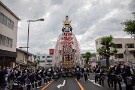 11 秩父夜祭で団子坂を下る時同様、後ろに綱をたくさんつけて後ろから引きながら坂を下っていきました。Canon EOS 5D Mark IV　Canon EF24〜105mmF4
