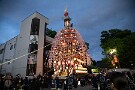 01 昨日の続きです。ずっと展示されていた下郷笠鉾が夕刻、沢山のぼんぼり、提灯で飾られ神社を出たところまで曳行されました。Canon EOS 5D Mark IV　Canon EF24〜105mmF4