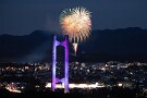 2 奉納花火ですので基本単発です。ライトアップされた秩父公園橋が綺麗でした。Canon EOS 5D Mark IV　Canon EF24〜105mmF4