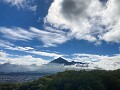 04 火曜日に撮影した写真です。この日は南風で暖かく10月下旬ですがツクツクボウシがまだ鳴いていました。こんなに遅くまで鳴いていたのは記憶にありません。傍で冬鳥のジョウビタキが鳴いているという何ともシュールな光景でした^^; 　iPhone SE
